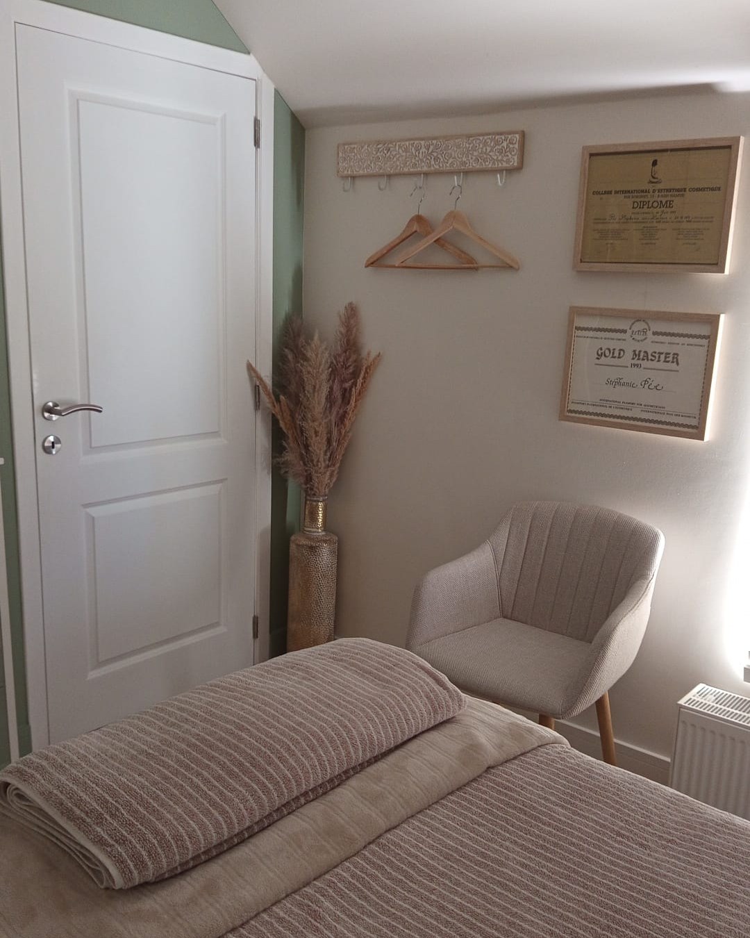 La cabine côté porte : les herbes de la pampa, le fauteuil et les diplômes de Stéphanie Pée