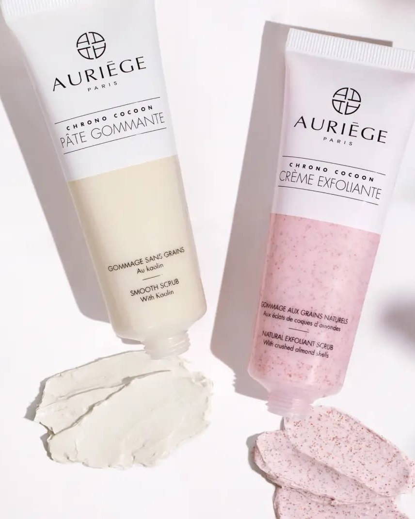 Les deux gommages Auriège Chrono Cocoon, la pâte gommante au kaolin et la crème exfoliante aux grains naturels, avec leurs textures