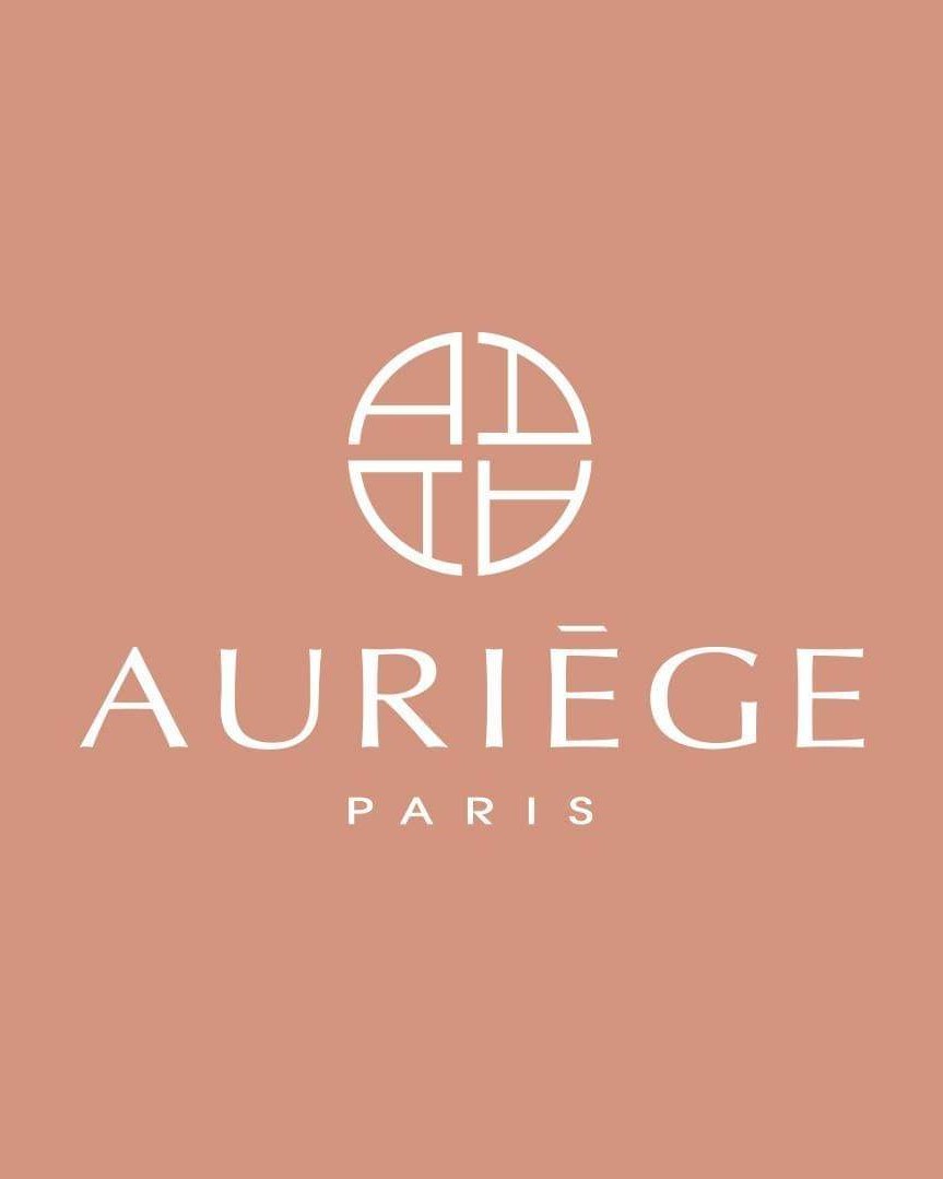 Le logo Auriège Paris, en blanc sur un fond terracotta