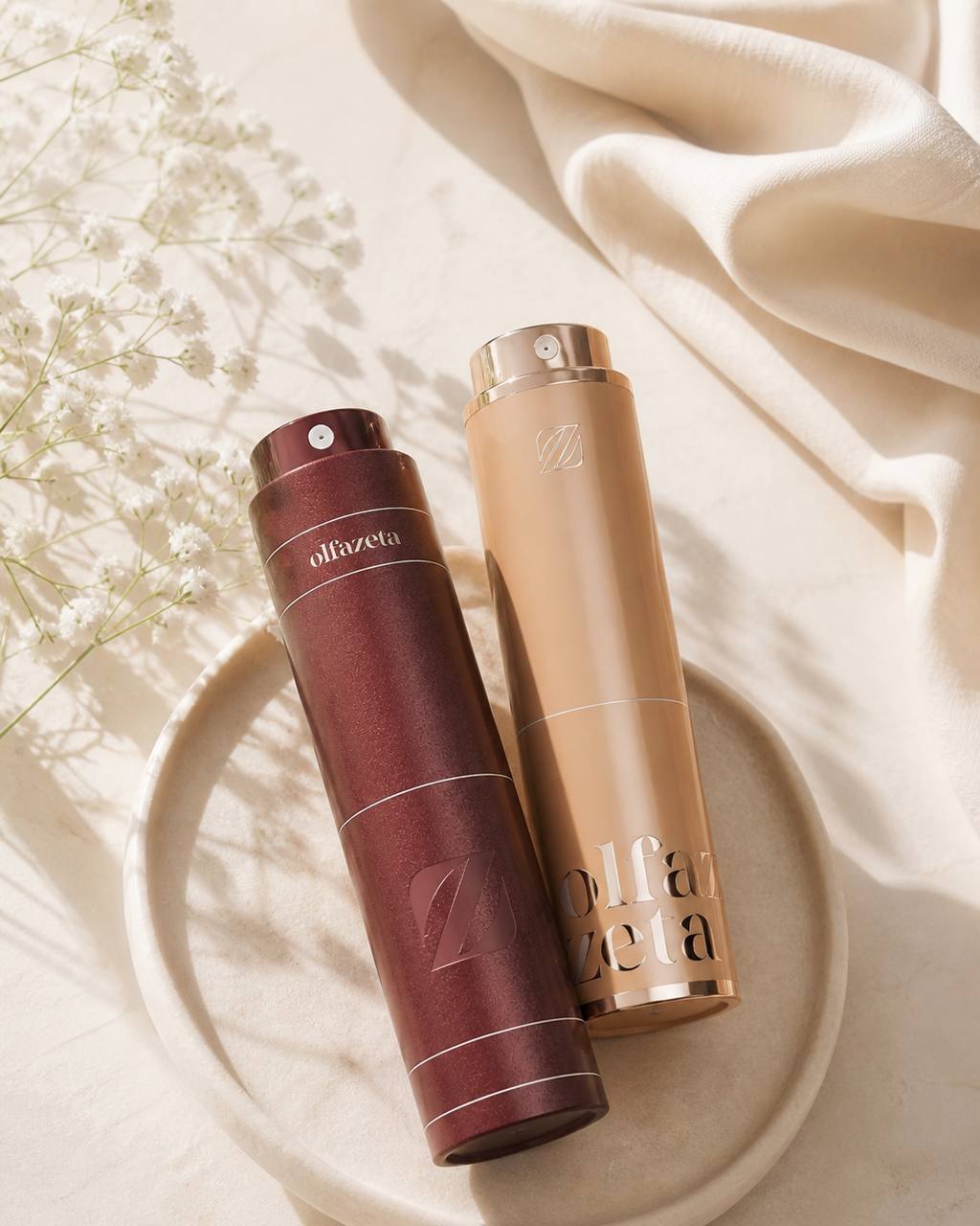 Deux vaporisateurs de voyage Olfazeta, bordeaux et beige